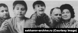 Kasnija slika Saharova i Vikhireve 1967-68. sa njihovo troje djece: Ljubom (lijevo), Tanjom (druga lijevo) i Dmitrijem