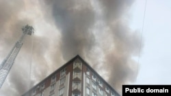 Pompierii au intervenit pentru a stinge incendiul izbucnit la etajul superior al unui bloc locativ din Durlești, suburbia Chișinăului, pe 16 mai 2025.
