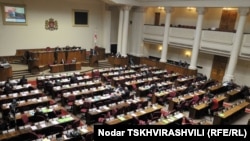 В феврале партия власти вроде бы согласилась частично внести поправки Христианских демократов в проект Закона, однако на очередном заседании парламента 11 марта он даже не был вынесен на рассмотрение