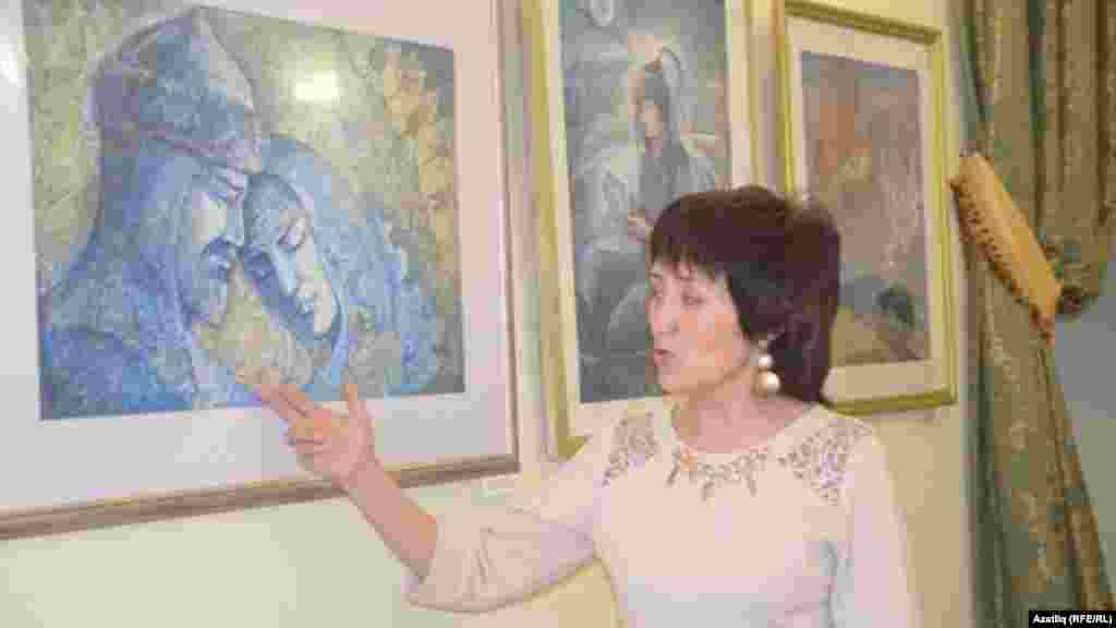 Рәссам "Күчем һәм Сүзге" рәсеме янында