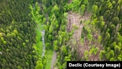 Guvernul român a aprobat în aprilie 2025 defrișarea a peste 30 de hectare de pădure pentru finalizarea hidrocentralei și a lacului de acumulare de la Răstolița, în apropierea parcului național Călimani.