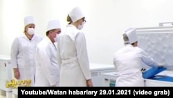 Туркменские врачи рассматривают российскую вакцину против COVID-19 «Спутник V». Кадр из репортажа телеканала «Алтын асыр» государственного ТВ Туркменистана, 29 января 2021.