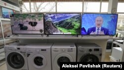 Conferința de presă a lui Vladimir Putin pe un televizor într-un magazin din Eevpatoria, Crimeea, 17 decembrie 2020