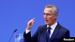 „Și Rusia a folosit muniții cu dispersie pentru a invada o altă țară. Ucraina folosește muniții cu dispersie pentru a se apăra”, a spus șeful NATO, Jens Stoltenberg pentru a tranșa problema etică a folosirii acestor muniții pusă în discuție de raportul HRW