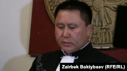 Судья Курманкул Зулушев депутаттардын иши боюнча сот өкүмүн окуп жатат. Бишкек, 17-июнь, 2013.