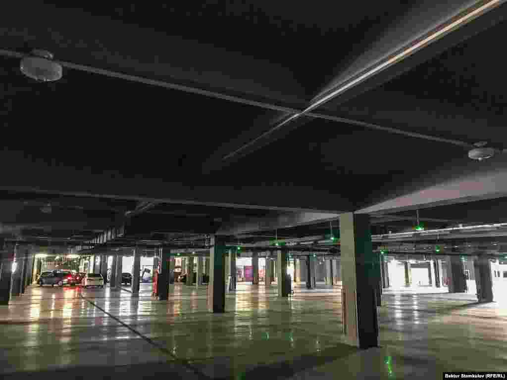 Соода борборунун бош калган автоунаа токтотчу жайы.&nbsp;