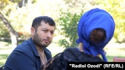 Хабарнигори Радиои Озодӣ ҳангоми мусоҳиба бо зане, ки иддао дорад аз шавҳараш хушунат дидааст