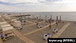 Aluştada "Yevropa" oteliniñ territoriyasında. Qırım, 2021 senesi