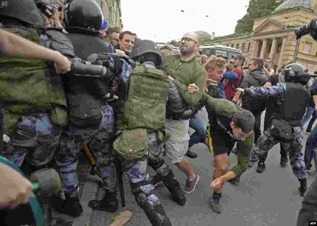 Scuffles in St. Petersburg. The raising of the retirement age has proven to be a deeply unpopular move in Russia.&nbsp;