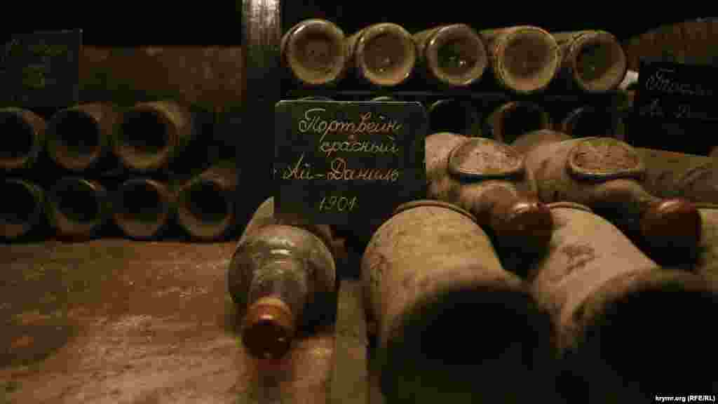 У 2016 році українські прокурори порушили кримінальну справу проти підконтрольного Росії гендиректора &laquo;Масандри&raquo; Яніни Павленко. Причина &ndash; відкриття пляшки найдавнішого зразка хересу вартістю 100 тисяч доларів. &nbsp; Пляшку відкрили під час візиту експрем'єр-міністра Італії Сільвіо Берлусконі. Італійський політик приїхав до Криму на запрошення президента Росії Володимира Путіна. &nbsp; На фото: пляшка портвейну Ай-Даніль, 2017 рік