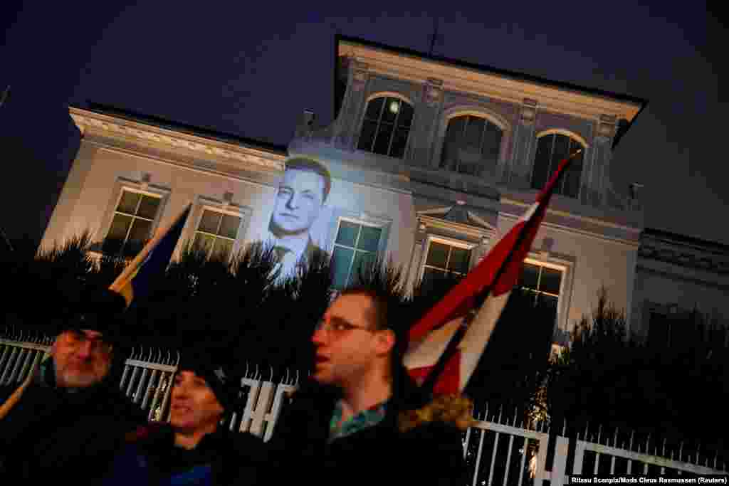 Лютий 2023 року. Зображення президента України Володимира Зеленського проєктується на будівлю російського посольства в Копенгагені, Данія