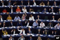 UE reglementează strict piața unică și drepturile consumatorilor, motiv pentru care pot crea standarde europene stricte și pot interveni pentru a se asigura că acestea sunt respectate.