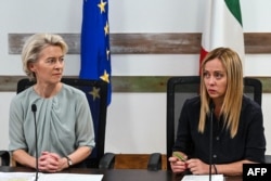 Prim-ministra italiană Giorgia Meloni (stânga) pornită la drum cu un balast neofascist, s-a apropiat mai nou de șefa executivului european, Ursula von der Leyen - apropiindu-se, în același timp, de mainstream-ul politic. Patrioții nu sunt acum pentru ea.