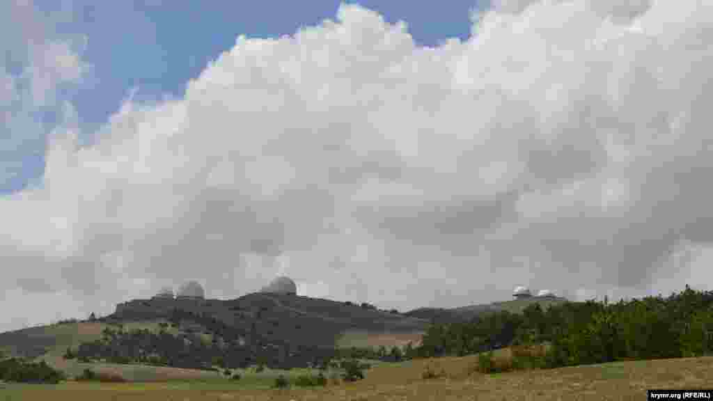 Uzaqlıqta radarlarnıñ beyaz tomalaq "qalpaq"ları körüne