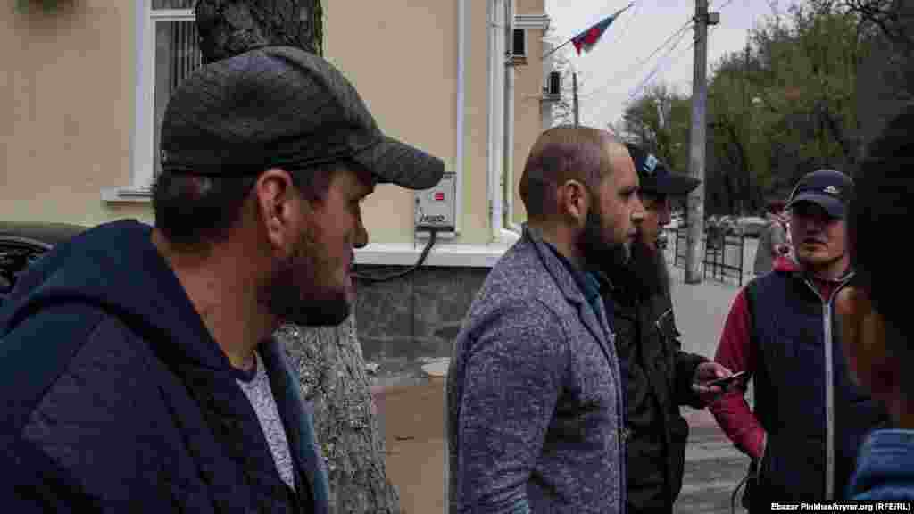 Fevral 26 davasınıñ iştirakçileri Ali Asanov ve Mustafa Degermenci ükümniñ ilân etilmesinden soñ