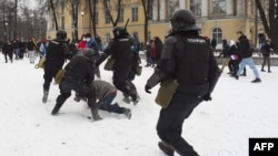 Традиційний протест у Росії: поліція б’є і «пакує» демонстранта, довколишні пасивно споглядають. Санкт-Петербург, 31 січня 2021 року