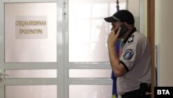 Драскащият върху некролог гражданин бе заловен от служители на "Съдебна охрана" в коридор в спецпрокуратурата.