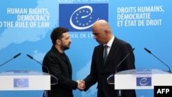 Președintele Ucrainei, Volodimir Zelenski, și secretarul general al Consiliului Europei, Alain Berset, și-au dat mâna după semnarea acordului de înființare a unui tribunal special care va judeca înalți oficiali responsabili de invazia Rusiei în Ucraina.