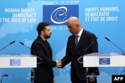 Президент Украины Владимир Зеленский и генеральный секретарь Совета Европы Ален Берсе пожимают руки после подписания соглашения о создании Специального трибунала по преступлению агрессии против Украины в Совете Европы. Страсбург, 25 июня 2025 года