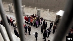 شعبه ۱۵ دادگاه انقلاب تهران، آزاده فرقانی، دانشجوی دانشکده علوم اجتماعی دانشگاه تهران و از متهمان پرونده تجمع زنان در ميدان هفت تير را به تحمل دو سال حبس که به مدت پنج سال به حالت تعليق در‌‏می‌‏آيد، محکوم کرد