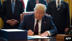 ԱՄՆ գործող նախագահ Դոնալդ Թրամփը փաստաթուղթ է ստորագրում, րխիվ