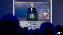 Președintele Statelor Unite, Donald Trump, vorbind de pe un ecran uriaș participanților la Forumul Economic Mondial de la Davos, 23 ianuarie 2025, a avertizat Rusia că va duce în jos prețul petrolului pentru a nu-și mai putea finanța războiul.