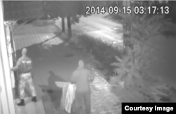 Невідомі зривають український прапор із будівлі Меджлісу в Сімферополі, вересень 2014 року. Скриншот із відеокамери спостереження