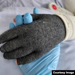 În Belgia, Lavinia este izolată într-o rezervă, în care intră o singură asistentă care se ocupă numai de ea.