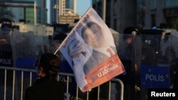 Пратэсты супраць затрыманьня мэра Стамбулу