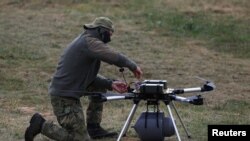 Дроны, матацыклы, бамбаваньне з самалётаў і разгортваньне «Іскандэраў». Фота з вучэньняў «Захад-2025» у Беларусі
