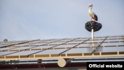 Күн нурунан электр жарыгын алган панелдер.  