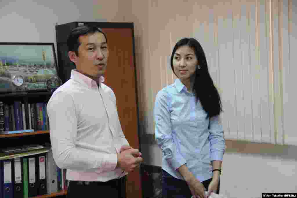 Белектерди "Азаттыктын" Бишкектеги кеңсесинин жетекчиси Султан Каназаров жана "О" уюлдук операторунун өкүлү Айжан Мусалиева тапшырды.