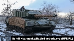 უკრაინის მე-5 ცალკეული მექანიზებული ბრიგადის ტანკ Leopard 1A5-ის ეკიპაჟი პოზიციებზე. დონეცკის ოლქი, 2025 წლის თებერვალი 