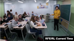 Урок в подземной школе в Запорожской области Украины