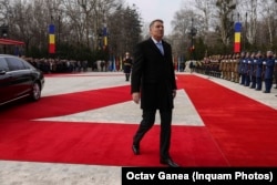 Klaus Iohannis și-a anunțat demisia din funcția de președinte pe 10 februarie. Mandatul l-a predat două zile mai târziu, pe 12 februarie 2025.