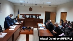 Prima ședință în procesul în care Vladimir Plahotniuc este acuzat de complicitate la furtul miliardului a avut loc pe 20 octombrie la Judecătoria Buiucani în lipsa inculpatului.