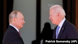 Vladimir Putin ve Joe Biden Jenevadaki muzakerelerde, 2021 senesi iyünniñ 16-sı