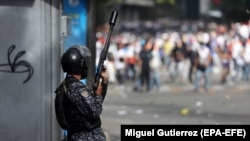 Баец Нацыянальнай гвардыі Вэнэсуэлы насупраць маніфэстантаў, 23 студзеня 2018