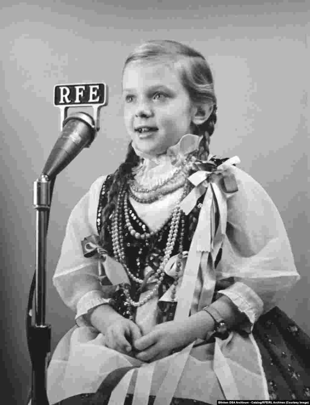 Польская дзяўчына запісвае пасланьне сваім суайчыньнікам і суайчыньніцам, якія жывуць пры камуністах. Апроч навін, РСЭ/РС забаўлялі аўдыторыю найноўшымі музычнымі і культурнымі праграмамі на мовах мэтавай аўдыторыі.