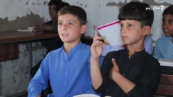 پېښور کې مېشت افغان ماشومان خپلو زده کړو ته اندېښمن دي