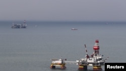 Платформы компании «Лукойл» на нефтяном месторождении имени Филановского в Каспийском море, Россия, 16 октября 2018 года 