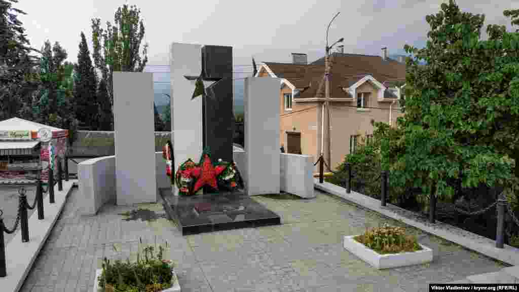 Ekinci Cian cenkiniñ iştirakçileri olğan yerli sakinlerniñ hatırasına qoyulğan eykel