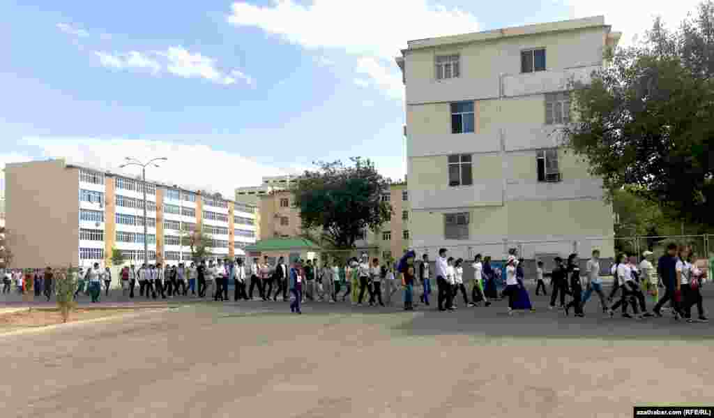 Очередь за билетами на спортивные состязания Игры "Ашхабад-2017"