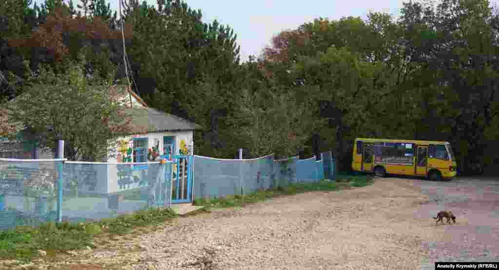 Dağlıq yerinde bulunğan Tolban (Opuşki) köyünde tek eki soqaq bar. Qırım paytahtından anda avtobusnen barıp çıqmaq mümkün. Turaq inşaatı köyde yoq, amma avtobus yolcularnı "Opuşki" bala sanatoriyi yanında bekley.&nbsp;