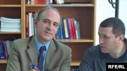 Руководитель ереванского офиса Всемирного банка Аристомене Варудакис на пресс-конференции в Ереване, 18 июня 2010 г.