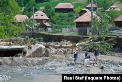 Distrugerile provocate de viituri au devenit frecvente în multe județe din România. În 17 iulie 2021, oamenii din Ocoliș, Alba, evaluau pagubele inundațiilor.