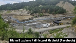 La Praid s-au deplasat rând pe rând numeroase oficialități, în frunte cu președintele Nicușor Dan, vicepremierul Tanczos Barna și foștii miniștri Bogdan Ivan (Economie) și Mircea Fechet (Mediu), respectiv șeful Departamentului pentru Situații de Urgență, Raed Arafat.