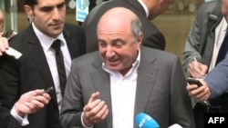 Борис Березовский Лондон сотунун алдында журналисттердин суроолоруна жооп берүүдө. 