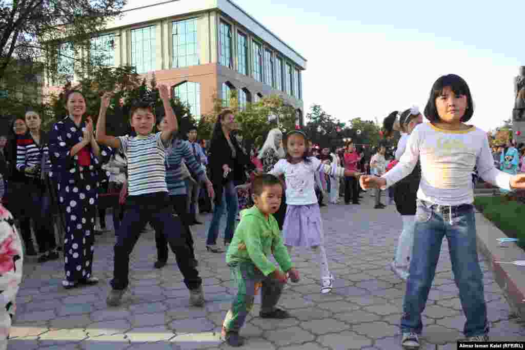 Малыши с удовольствием повторяли движения японских волонтеров.