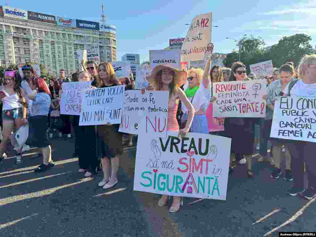 „Ne-am săturat să trăim într-o cultură care tolerează violența atunci când aceasta este îndreptată împotriva femeilor din medii sărace, a femeilor rome sau a celor cu experiențe de viață care, în ochii societății, nu le fac ‘demne’ de a fi protejate,” au declarat organizatorii protestului.